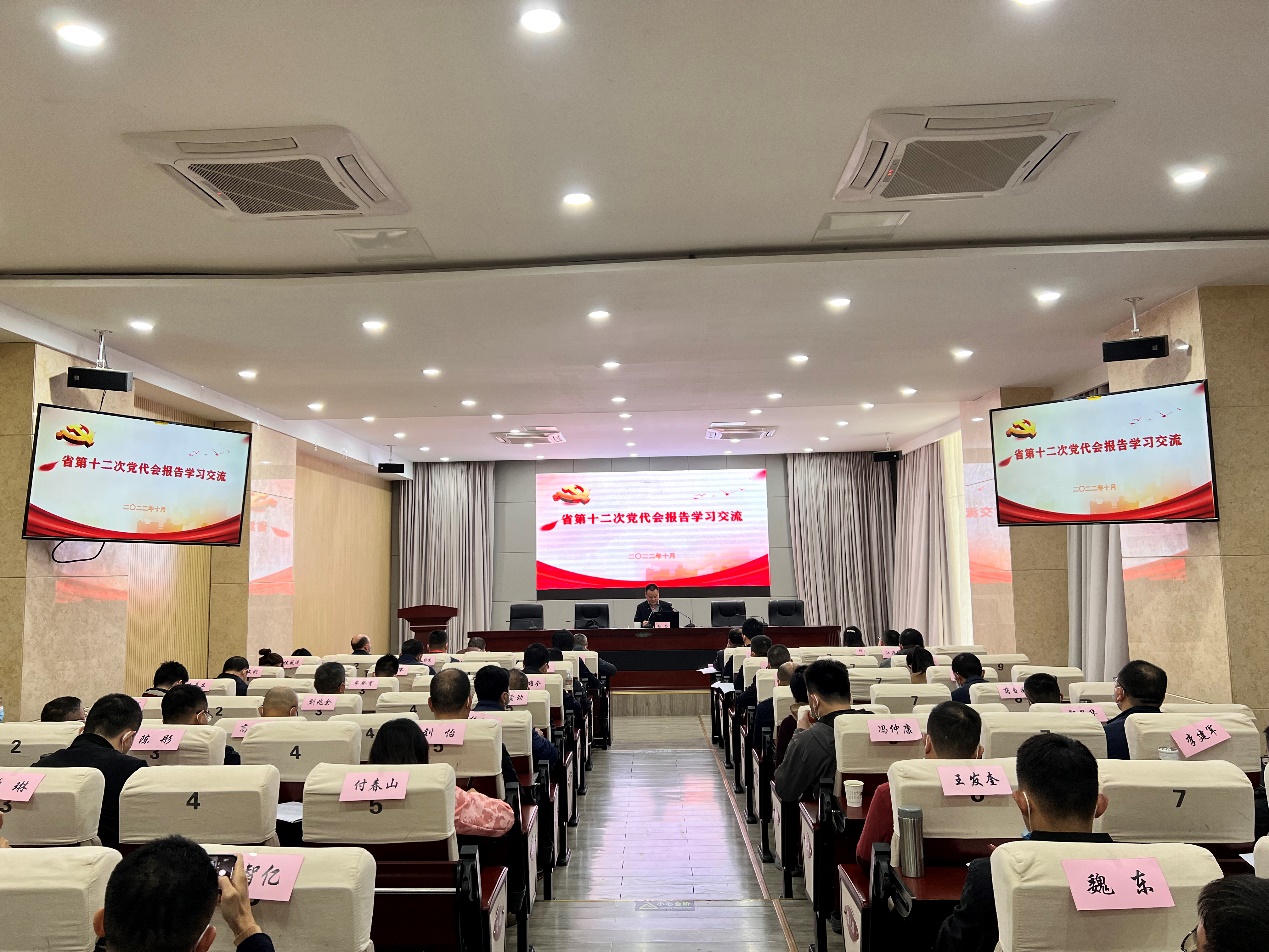 说明: 许多人在商店里中度可信度描述已自动生成