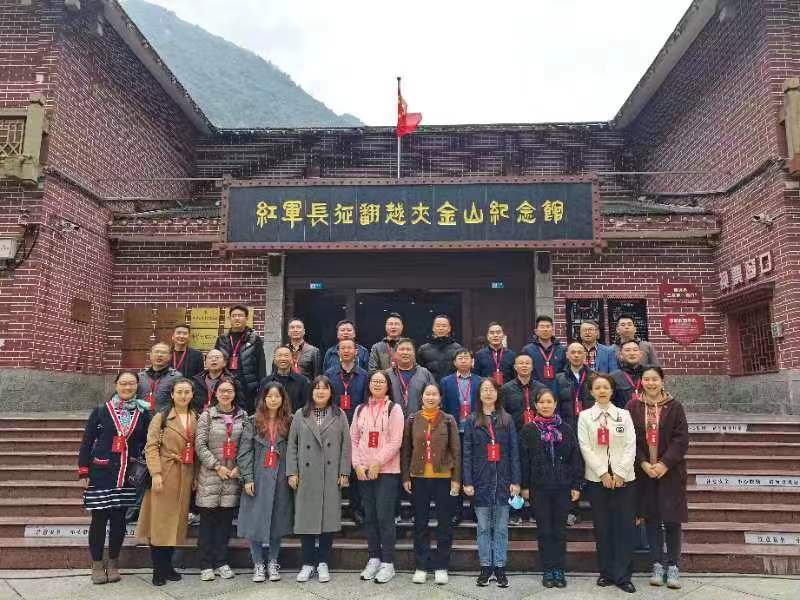 说明: 一群人站在建筑前描述已自动生成