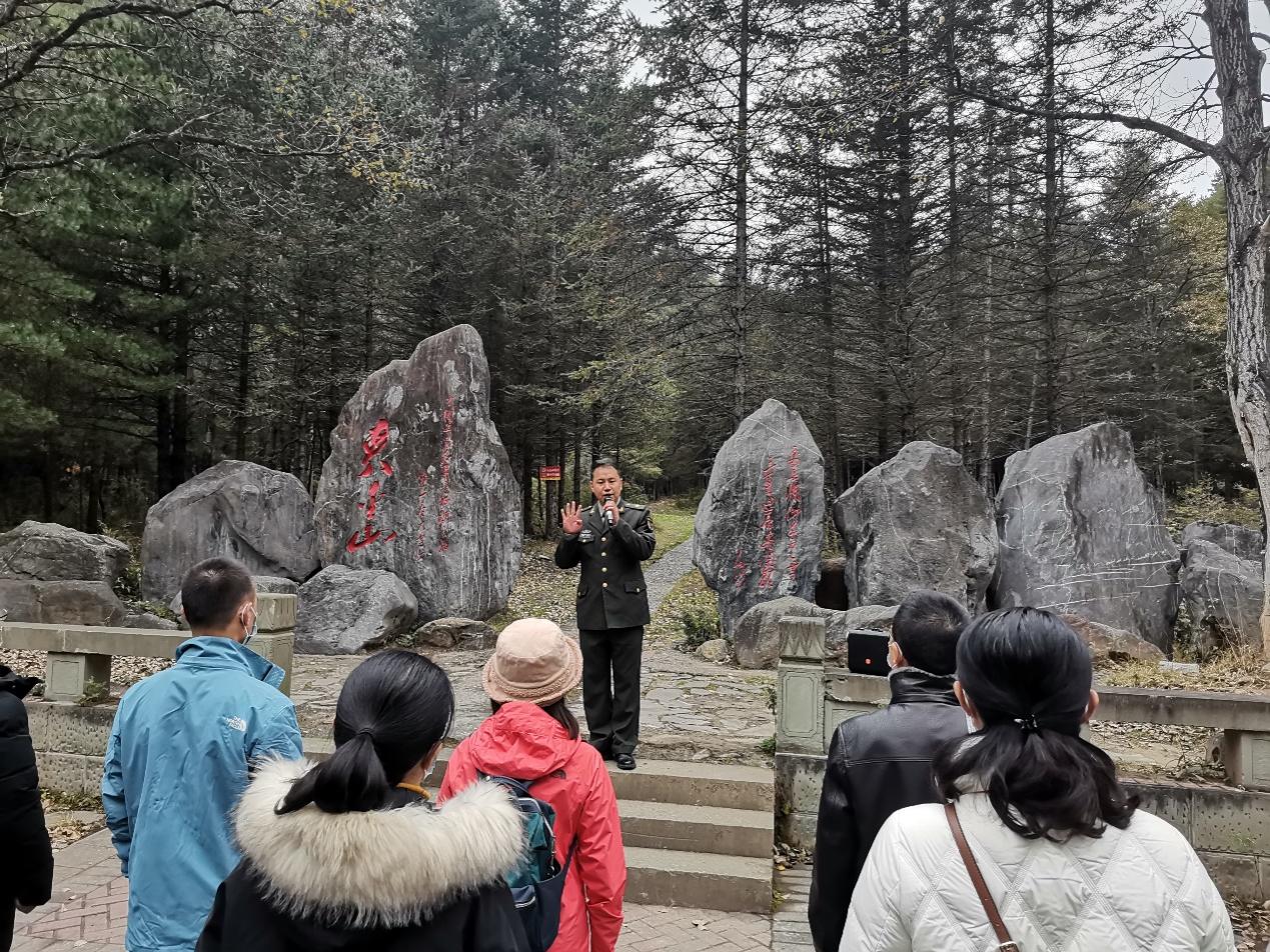 说明: 图片包含 户外, 人, 雪, 一群描述已自动生成